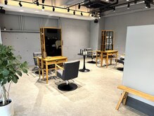 スリール(surire)の雰囲気（隣の席との感覚が広く、リラックスしていただける店内です。）