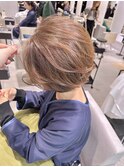 大人ハイライトベージュ前下がりショートボブ