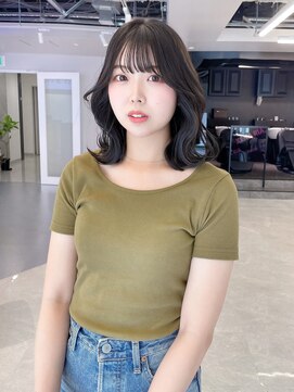 ジーナリア(Xena ria) 《袴田》前髪ありくびれミディアム × 濃いめアッシュ