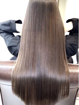 アールサロン 名駅(Rr SALON)の写真/【名駅/個室】艶ある上品な色味で理想が叶う♪大人女性の髪の悩みに、髪質改善しながら上質グレイカラーを