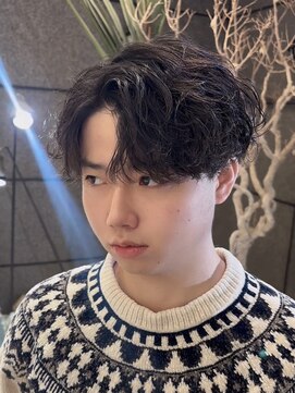 ゼスト フィーノ(ZEST fino) シャドウパーマ センターパート メンズマッシュスタイルツーブロ