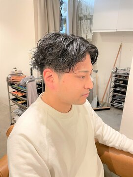 アンティコ(Antico) ツイストスパイラルモテ髪ネープレスフェードセンターパート流行