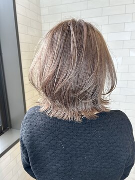 アルマフォー(Alma four) くびれボブレイヤー白髪ぼかし