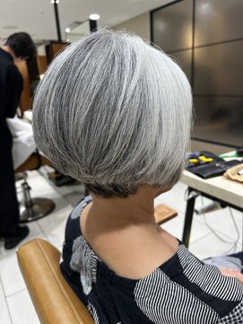 ピークアブー アヴェダ 池袋東武(PEEK-A-BOO AVEDA) 白髪を活かす上品ショートボブ50代60代70代