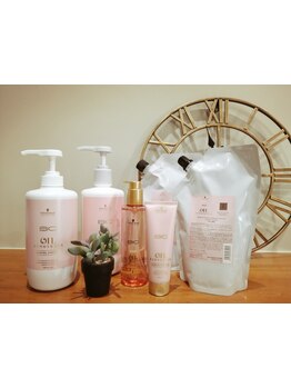 髪のダメージ、抜け毛など、気になる悩みを解決してくれる。髪の芯から潤いのある質感に導いてくれる☆