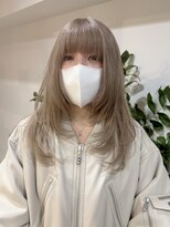 ミディアムレイヤーくびれミルクティーベージュハイトーンカラー