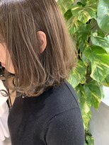 キチ(kichi.)&nbsp;[kichi.] くすみベージュ×レイヤーボブ