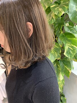 キチ(kichi.) [kichi.] くすみベージュ×レイヤーボブ