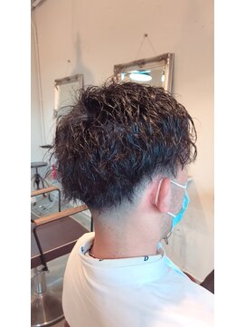 アミーコ(Amico) ツイストスパイラルパーマフェードツーブロックマッシュ刈り上げ