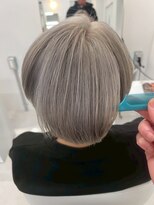 ジュベ(juve.)&nbsp;大分ショートボブハイトーンホワイトベージュ