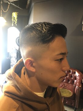 バーバーショップ レガロ(REGALO) ポンパドールスキンフェード スタイル