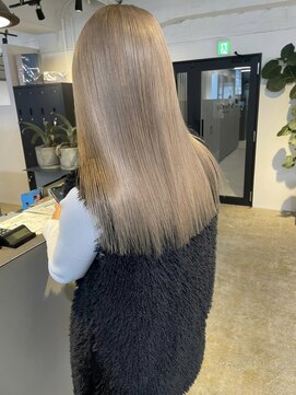 メリー オオサカ(Merly Osaka) ブリーチしているのに艶々ダブルカラー_creamy white beige_