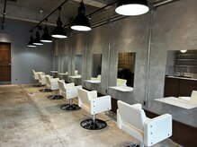 フープ 川越(hoop)の雰囲気（コンクリート調で木のぬくもりが落ち着く店内）