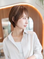 20代30代大人可愛いグレージュカラー斜めバングショートボブ