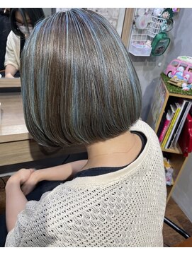 ヲタクに美容室は難しい。 ブリーチ2回～/水色ハイライト