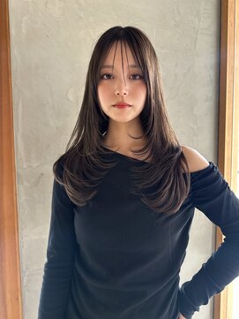 リリー(Lilly) 透け感ベージュにワンカールが可愛いレイヤーカット