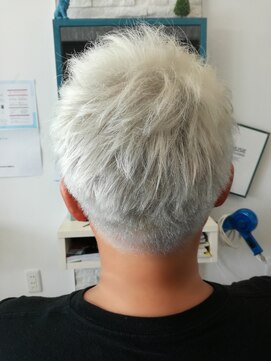 ヘアー ラウンジ クルージー(Hair Lounge CRUSIE) プラチナホワイトシルバー!