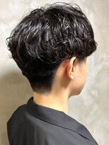 ディスイズバーバーサード(THIS IS BARBER 3rd)&nbsp;ニュアンスパーマ ツーブロックマッシュ 黒髪ショート 20代