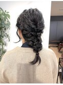 黒髪固めの髪質　編み下ろしアレンジ　ヘアアクセサリーなし