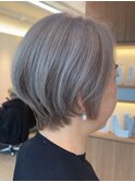 くびれショートボブミルクティーベージュ前下がりボブ30代40代