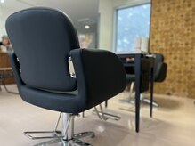 hair GLOW by Desirの雰囲気（ビル1Fに佇む、2席の小さな隠れ家風salon。待合席も広々◎）