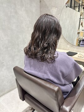 トマト(TOMTO) 【RYOHEI】ミディアムパーマ_コテ巻き風強めパーマ_10代20代30代