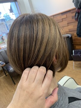 フリー(Free) 脱白髪染め白髪ぼかしシークレットハイライト×ショートヘアー