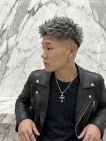 グレネイド(grenade)&nbsp;シルバーアッシュ×フェードカットで魅せる大人の男髪メンズヘア