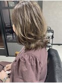 大人上品くびれヘアレイヤー白髪もハイライトでおしゃれに