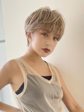 イヴォークトーキョーオーサカ(EVOKE TOKYO osaka) 耳かけ 丸み 可愛い ショート ベージュ 透明感 ブリーチ カラー