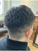黒髪メンズ大人爽やか刈上げフェードショートカット