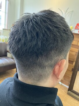 フリー(Free) 黒髪メンズ大人爽やか刈上げフェードショートカット