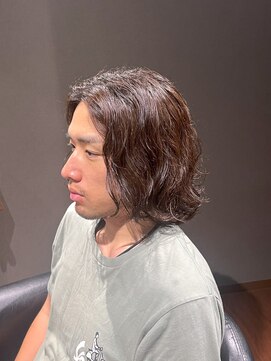 ビーダンディー(Bee dandy) ビジネスマン 結びロングヘア ナチュラルパーマ 刈り上げなし