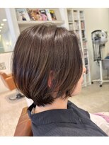 リタ(Lita)&nbsp;20代、30代、40代ミルフィーユレイヤーで作る軽やかなミニーボブ