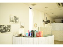 美容室トゥービー(To be...)の雰囲気（店内にはモノクロの写真とコンテストの賞状が飾られています♪）