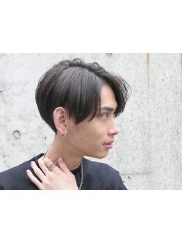 ワンカール×センターパートで、清潔感あるスタイルに*ショートレイヤーのデザインも◎[メンズパーマ]