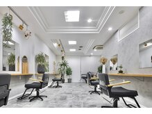 ホヌア(hoNua.)の雰囲気（白×ウッドベースの洗練された店内。）