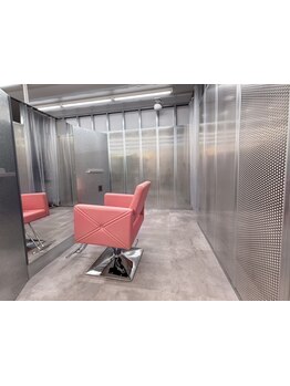 1席1席が仕切られており、ゆったりと過ごせ人目を気にせず施術が受けられる♪新しい自分に会える場所☆