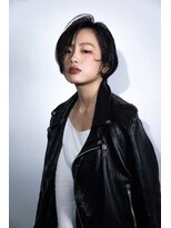 マウロア(MAULOA) 【Mauloa】黒髪 モード 奥行きショート センターパート 耳かけ