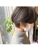 イヤリングカラーのショートスタイル