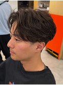 大人の抜け感を演出する、今トレンドのフェザーパーマ