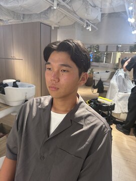 ウノプリールヴァモス(unopulir Vamos) センターパート短めニュアンスパーマ