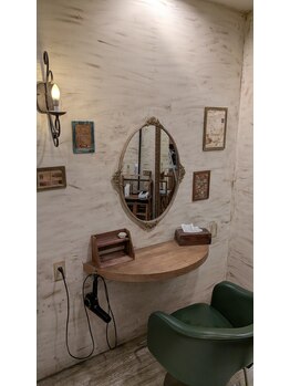 シュシュ ヘアーメイク(chou chou HAIR MAKE)の写真/アンティーク調の店内が彩る、こだわりの空間美。感性を刺激するひとときを、心ゆくまでお楽しみください☆