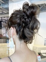 アルバム 池袋(ALBUM)&nbsp;ニュアンスお団子アレンジ_斜めバンググレージュカラー_ba407053