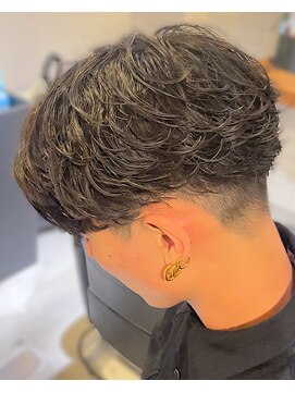 フリーク バーバーショップ 都島店(FREAK BARBER SHOP) 黒髪ツーブロックセンターパートフェザーパーマ