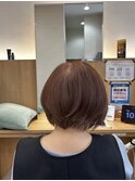 襟足がすっきりと短くカットされた、丸みのあるショートボブ
