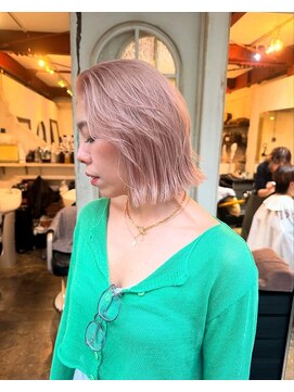 アデ オモテサンドウ(ade omotesando) ミルクティーベージュとレイヤーで作る海外トレンドスタイル