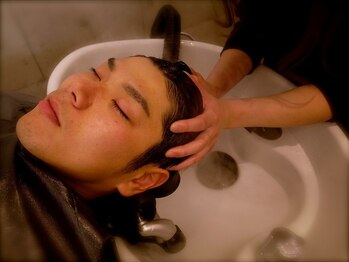 クランク(CRANK)の写真/【平日22:00迄/メンズ専用美容室】頭皮から整える男の身だしなみ。仕事帰りに通える、癒しとケアの両立◎