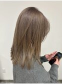 アッシュベージュカラー×20代ぱつっとミディ