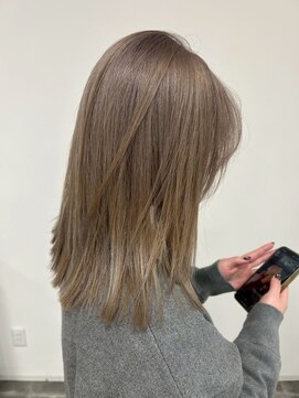 ビーグレイスヒロミ(be Grace HIROMI) アッシュベージュカラー×20代ぱつっとミディ